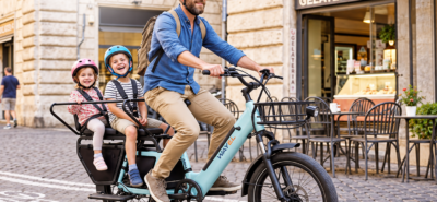 Famiglia in bici davanti alla gelateria Arka wayel