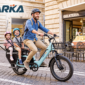 Famiglia in bici davanti alla gelateria Arka wayel