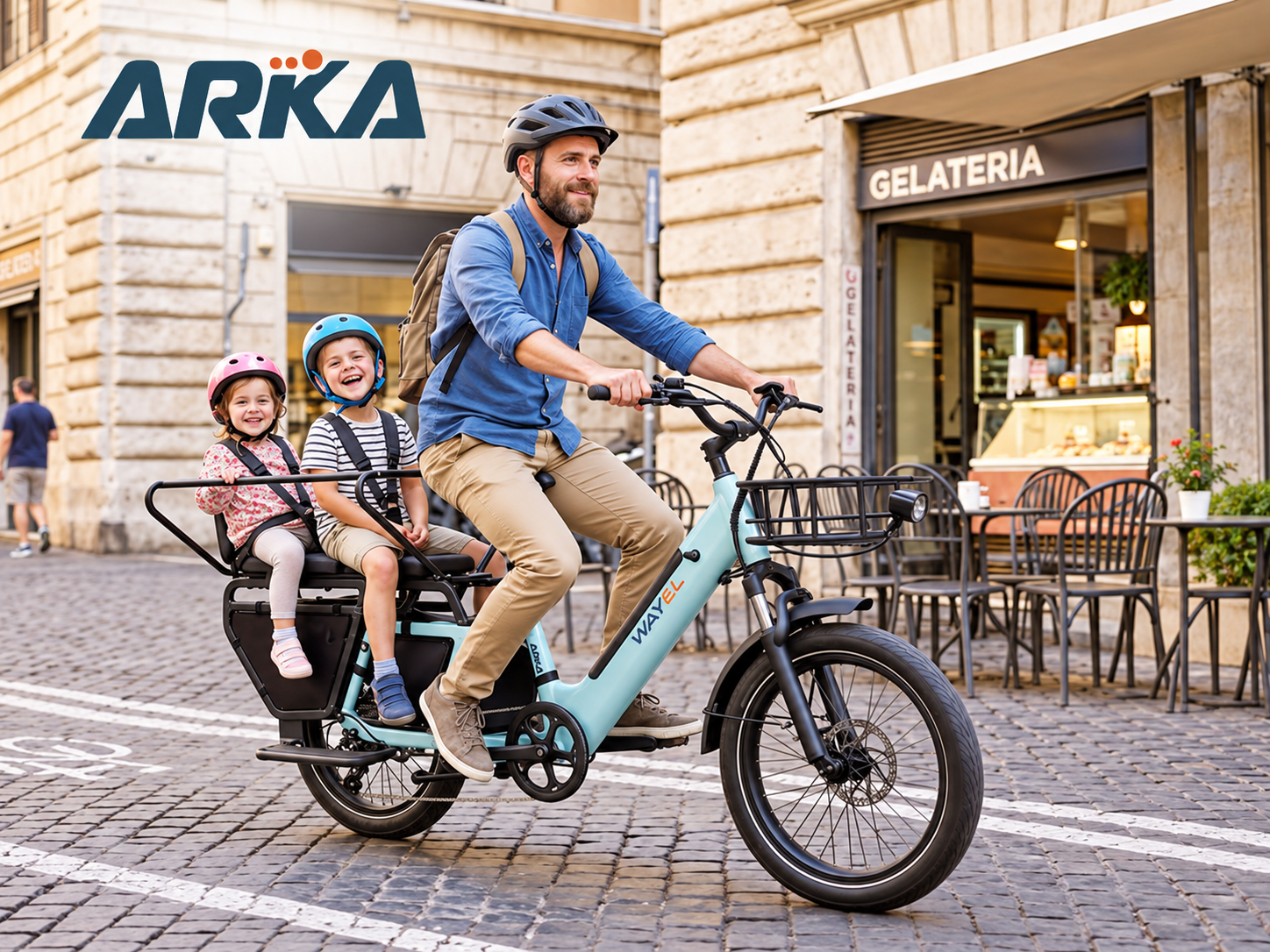 Famiglia in bici davanti alla gelateria Arka wayel